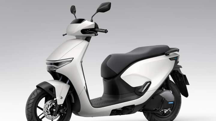 দামের দিক থেকে Honda Activa e-কে মাঝারি বাজেটের মধ্যেই রাখার চেষ্টা করা হয়েছে বলে মনে করা হচ্ছে। ফলে এটি এমন ক্রেতাদের জন্য আকর্ষণীয় হতে পারে, যারা কম খরচে আধুনিক ও পরিবেশবান্ধব যানবাহন খুঁজছেন। ইলেকট্রিক স্কুটারের প্রতিযোগিতামূলক বাজারে এটি একটি শক্তিশালী প্রতিদ্বন্দ্বী হয়ে উঠতে পারে।