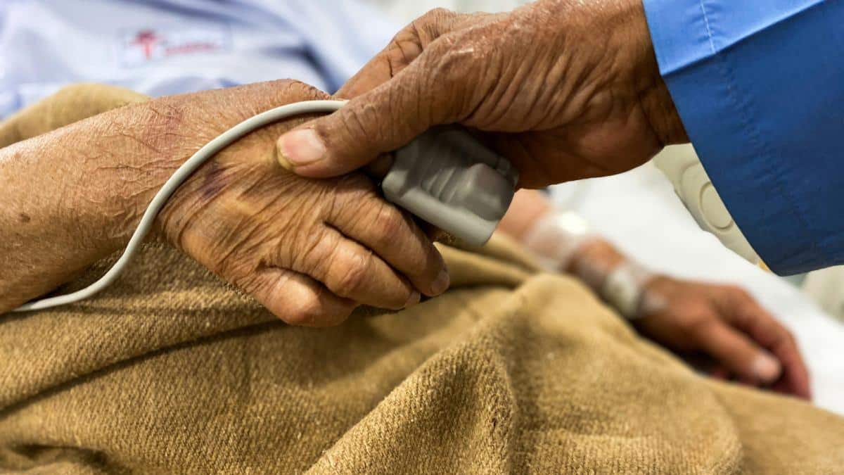 Milk And Parkinson Disease:सेहतमंद समझकर रोज पी रहे हैं दूध? इस लाइलाज बीमारी का बढ़ सकता है खतरा