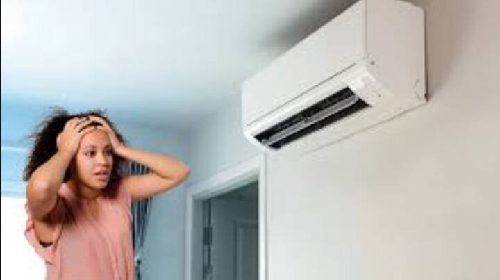 ਪੁਰਾਣੇ Split AC 'ਤੇ ਖ਼ਤਰਾ   ਜ਼ਿਆਦਾਤਰ ਮਾਮਲਿਆਂ ਵਿੱਚ ਪੁਰਾਣੇ ਸਪਲਿਟ ਐਸੀ ਵਿੱਚ ਬਲਾਸਟ ਹੁੰਦੇ ਪਾਇਆ ਗਿਆ ਹੈ। ਦਰਅਸਲ, ਸਪਲਿਟ ਐਸੀ ਦਾ ਆਊਟਡੋਰ ਯੂਨਿਟ ਧੂਪ ਵਿੱਚ ਤੇਜ਼ ਹੋਕਰ ਬਲਾਸਟ ਹੋ ਸਕਦਾ ਹੈ। ਇਸ ਦਾ ਕਰ ਹੈ ਇਸ 'ਤੇ ਜ਼ਿਆਦਾ ਲੋਡ ਅਤੇ ਰੈਗੂਲਰ ਸਰਵਿਸ ਨਾ ਕਰਵਾਉਣਾ। ਇਸ ਦੇ ਨਾਲ ਹੀ ਗਰਮੀ 'ਚ ਤਾਪਮਾਨ ਕਾਫੀ ਜ਼ਿਆਦਾ ਹੋ ਜਾਂਦਾ ਹੈ ਅਤੇ ਇਸ ਤੋਂ ਬਾਅਦ ਬਹੁਤ ਘੱਟ ਟੈਂਪਰੇਚਰ 'ਤੇ ਐਸੀ ਨੂੰ ਚਲਾਉਣ ਤੋਂ ਐਸੀ 'ਤੇ ਜ਼ਿਆਦਾ ਲੋਡ ਪੈਂਦਾ ਹੈ। ਇਸ ਨਾਲ ਸਾਲਾਂ ਪੁਰਾਣੇ ਏਅਰ ਕੰਡੀਸ਼ਨਰ ਫਟ ਸਕਦੇ ਹਨ। ਇਸ ਲਈ, ਬਾਹਰੀ ਯੂਨਿਟ ਨੂੰ ਸਿੱਧੀ ਧੁੱਪ ਦੇ ਸੰਪਰਕ ਵਿੱਚ ਲਿਆਉਣ ਤੋਂ ਬਚੋ।