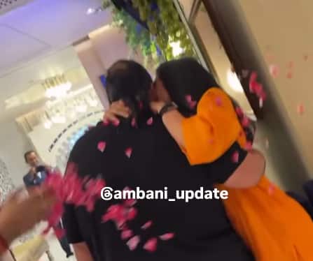 अनंत अंबानी के बर्थडे पर बीवी राधिका ने लुटाया प्यार, Kiss कर रोमांटिक अंदाज में पति को किया विश, Video वायरल