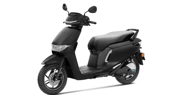 Honda Activa e-এর দামের দিক থেকে এটি মাঝারি বাজেটের ইলেকট্রিক স্কুটার হিসেবে বাজারে অবস্থান করছে। ভারতে এই স্কুটারের এক্স-শোরুম দাম প্রায় ₹1.18 লাখ থেকে শুরু হয়ে টপ ভ্যারিয়েন্টে ₹1.50 লাখের কাছাকাছি পৌঁছায়। শহরভেদে অন-রোড দাম কিছুটা ভিন্ন হতে পারে, যেমন কলকাতায় এটি প্রায় ₹1.22 লাখ থেকে শুরু হতে পারে, যেখানে ট্যাক্স, ইনসুরেন্স ও অন্যান্য চার্জ যুক্ত হয়।