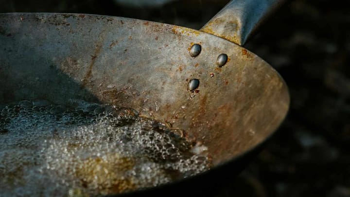 एक जरूरी बात का ध्यान रखें कि तवा साफ करने के बाद उसे अच्छे से सुखा लें और हल्का सा तेल लगाकर रखें. इससे तवा जल्दी काला नहीं पड़ेगा और लंबे समय तक नया जैसा बना रहता है.