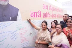 'नारी शक्ति वंदन' के समर्थन में DU पहुंचीं CM रेखा गुप्ता, छात्राओं संग पी चाय, देखें तस्वीरें