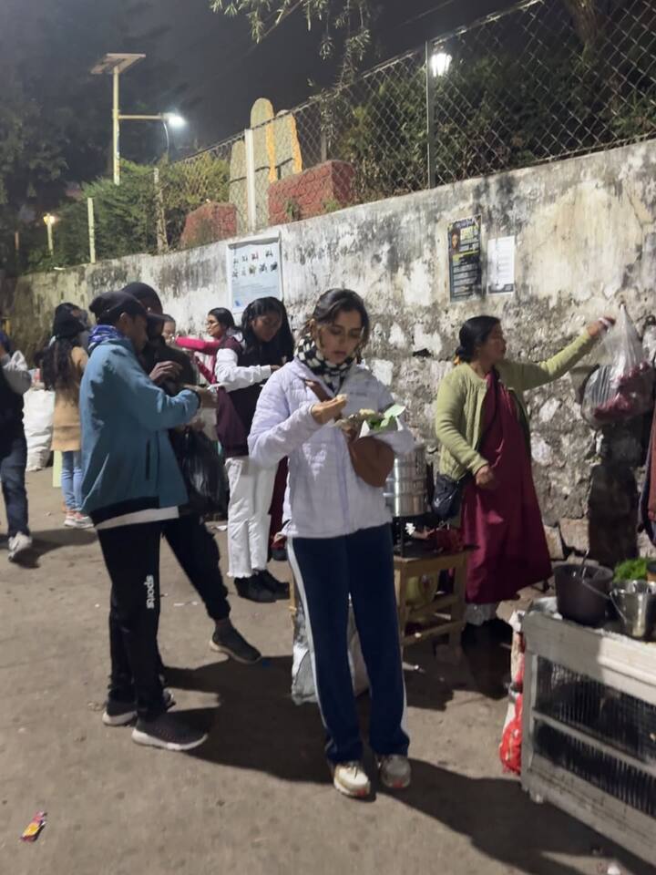 మేఘాలయాలో సాధారణ అమ్మాయిలా అందరిలో కలిసిపోయి తిరిగారు ఆషికా రంగనాథ్. (Image Courtesy: ashika_rangnath / Instagram)