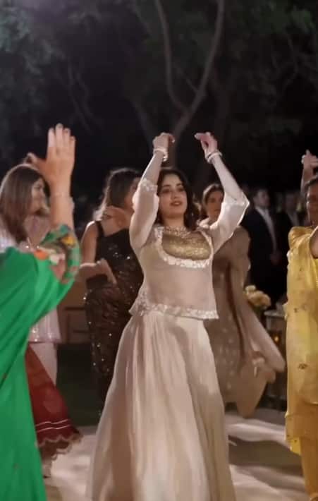 अनंत अंबानी के बर्थडे में भजन-कीर्तन में डूबे दिखे रणवीर सिंह से गौरी खान, जाह्नवी कपूर ने किया गरबा डांस, सामने आई Inside वीडियो