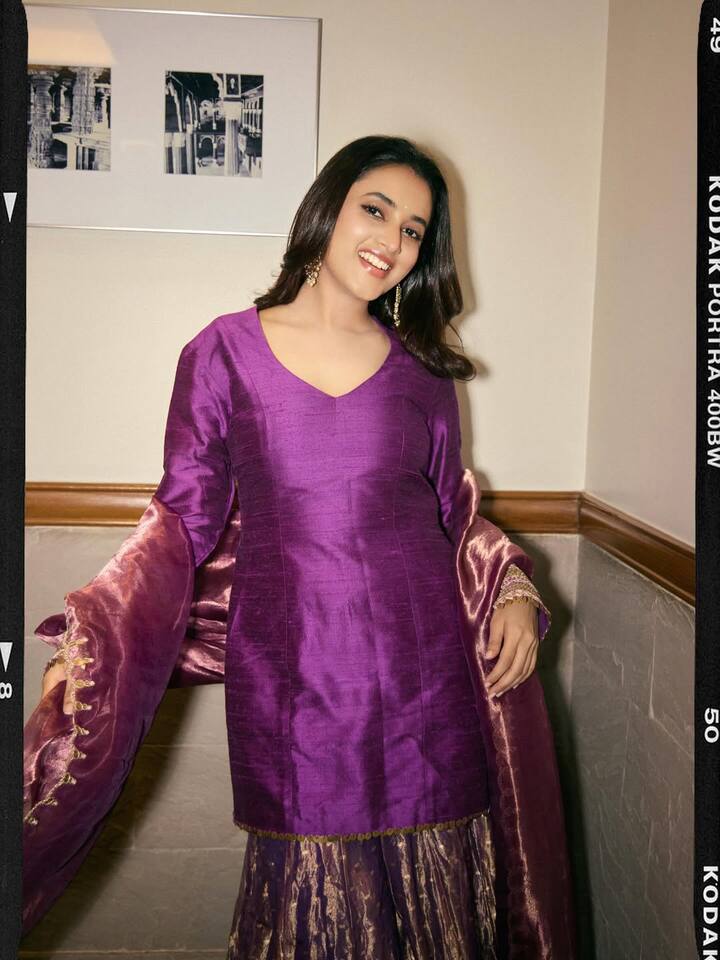 సోషల్ మీడియాలో యాక్టివ్ గా ఉండే బ్యూటీ.. లేటెస్ట్ గా ఈ ఫొటోస్ షేర్ చేశారు
