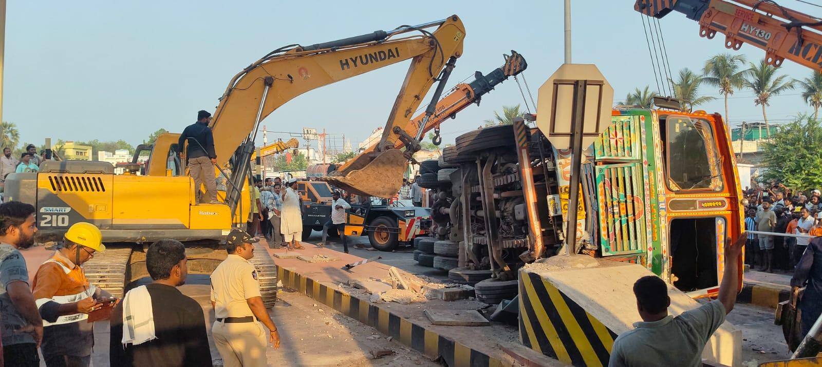 Keesara Toll Plaza Road Accident: కీసర టోల్ ప్లాజా వద్ద కారుపై ట్యాంకర్ బోల్తా.. నుజ్జునుజ్జయిన కారు, ఎన్టీఆర్ జిల్లాలో విషాదం