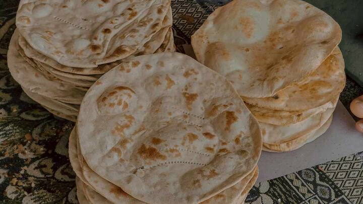 बड़े बर्तन का इस्तेमाल करने से रोटियों को सांस लेने की जगह मिलती है, जिससे भाप फैलकर बर्तन के किनारों पर जमा हो जाती है और रोटियां जल्दी गीली नहीं होतीं. साथ ही बड़े बर्तन में रखने से गर्मी धीरे-धीरे बाहर निकल पाती है और रोटियां नरम होने के साथ-साथ सूखी भी रहती हैं.