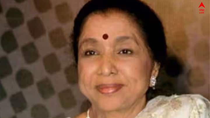 'আশা-ভঙ্গ' হল ভারতীয় সঙ্গীত প্রেমীদের। প্রয়াত হলেন সুর সম্রাজ্ঞী আশা ভোঁসলে। থেমে গেল ৭ দশকের সঙ্গীত-সফর। ৯২ বছর বয়সে না ফেরার দেশে চলে গেলেন আশা ভোঁসলে। শনিবার মুম্বইয়ের ব্রিচ ক্যান্ডি হাসপাতালে ভর্তি করা হয়েছিল তাঁকে। সেখানেই আজ শেষ নিশ্বাস ত্যাগ করেন তিনি।