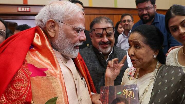 প্রধানমন্ত্রী মোদি লেখেন, ওনার মৃত্যুতে আমি গভীরভাবে শোকাহত। দশকের পর দশক তিনি আমাদের সাংষ্কৃতিক ঐতিহ্যকে সমৃদ্ধ করেছেন। সারা পৃথিবীর মানুষের হৃদয়কেই ছুঁয়ে গিয়েছেন আশা ভোঁসলে। তাঁর পরিবার, অনুরাগীদের প্রতি সমবেদন জানিয়েছেন প্রধানমন্ত্রী।