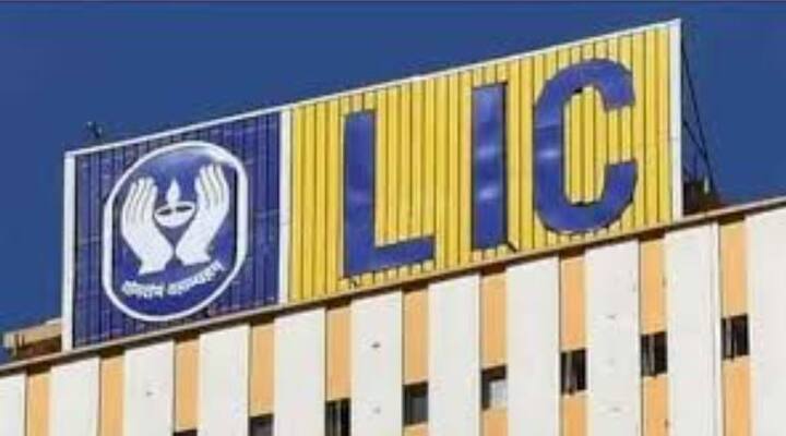 LIC Bonus Share : ਦੇਸ਼ ਦੀ ਦਿੱਗਜ ਬੀਮਾ ਕੰਪਨੀ ਭਾਰਤੀ ਜੀਵਨ ਬੀਮਾ ਨਿਗਮ (LIC) ਦੇ ਸ਼ੇਅਰ ਕੱਲ੍ਹ 13 ਅਪ੍ਰੈਲ ਨੂੰ ਫੋਕਸ ਵਿੱਚ ਰਹਿਣਗੇ। ਕੰਪਨੀ ਆਪਣੇ ਸ਼ੇਅਰਧਾਰਕਾਂ ਨੂੰ ਬੋਨਸ ਸ਼ੇਅਰ ਜਾਰੀ ਕਰਨ ਜਾ ਰਹੀ ਹੈ। 7 ਅਪ੍ਰੈਲ ਨੂੰ ਸਟਾਕ ਐਕਸਚੇਂਜ ਨੂੰ ਦਿੱਤੀ ਗਈ ਇੱਕ ਫਾਈਲਿੰਗ ਵਿੱਚ LIC ਨੇ ਸਟਾਕ ਐਕਸਚੇਂਜ ਨੂੰ ਸੂਚਿਤ ਕੀਤਾ ਸੀ ਕਿ ਕੰਪਨੀ ਦੇ ਬੋਰਡ ਆਫ਼ ਡਾਇਰੈਕਟਰ ਦੀ 13 ਅਪ੍ਰੈਲ ਨੂੰ ਮੀਟਿੰਗ ਹੋਵੇਗੀ।