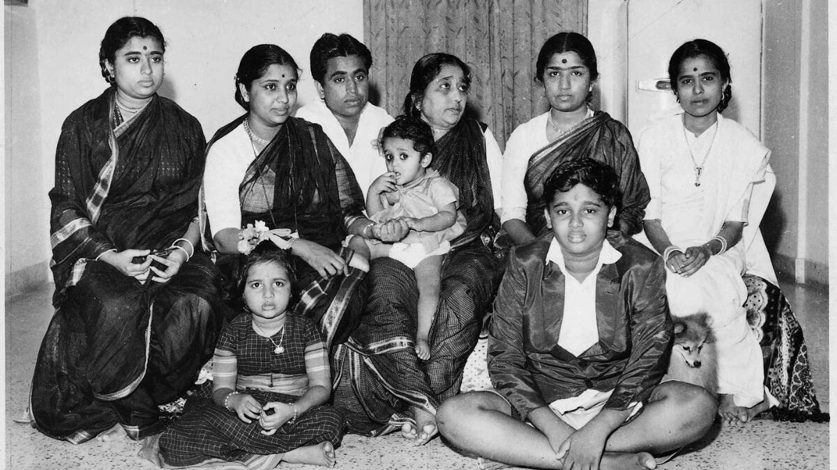 Old Photo Of Asha Bhosle And Lata Mangeshkar With Family Goes Viral