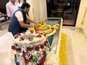 मुख्यमंत्र्यांनी घेतलं अंत्यदर्शन, राज ठाकरे, रामदास आठवलेंसह बॉलिवूड सेलिब्रिटीही आशाताईंच्या निवासस्थानी