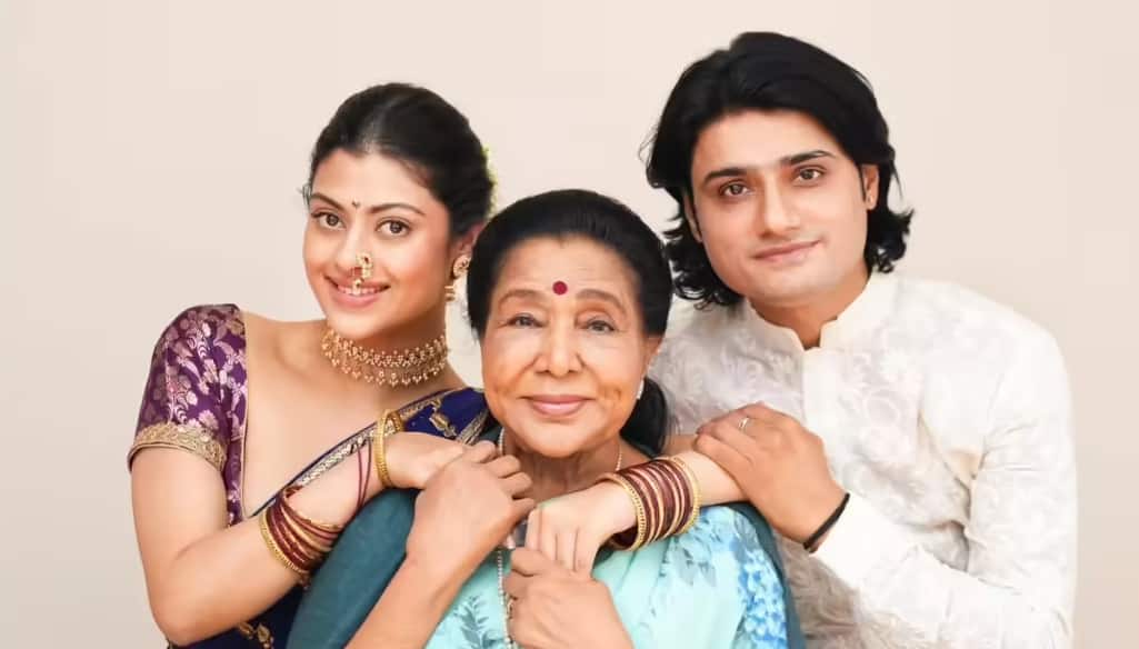 कौन हैं जनाई भोसले? दादी Asha Bhosle के नक्शे-कदम पर चलकर बिखेर रहीं सुरीली आवाज का जादू