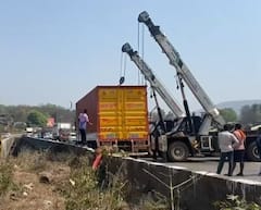 जगबुडी नदीच्या पुलावर ट्रकची भीषण अपघात, कठड्यावर तरला; 200 फूट खोल पडता पडता वाचला