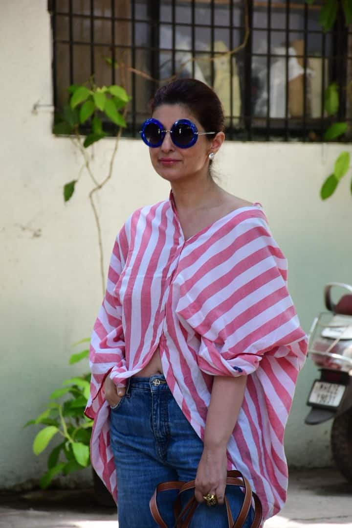 ट्विंकल खन्ना ने ब्लू कलर के राउंड सनग्लासेस पहने है, जो उनके पूरे लुक को सबसे अट्रैक्टिव बना रहा है. साथ ही उनके आउटफिट में एक फंकी वाइब जोड़ रही है.
