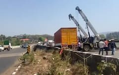 जगबुडी नदीच्या पुलावर ट्रकची भीषण अपघात, कठड्यावर तरला; 200 फूट खोल पडता पडता वाचला