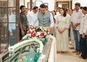 मुख्यमंत्र्यांनी घेतलं अंत्यदर्शन, राज ठाकरे, रामदास आठवलेंसह बॉलिवूड सेलिब्रिटीही आशाताईंच्या निवासस्थानी