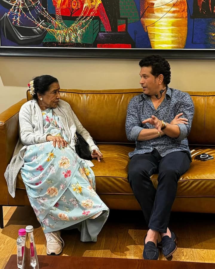 सचिन तेंदुलकर को बेटे जैसा मानती थीं Asha Bhosle, हर खास पल में शामिल रहे, देखें तस्वीरें 1 सचिन तेंदुलकर के साथ आशा भोसले काफी खास बॉन्ड शेयर किया करती थीं.दोनों के बीच बेशक खून का रिश्ता नहीं था. लेकिन, दिल का गहरा रिश्ता था.