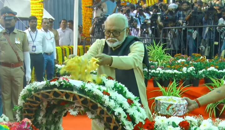 राष्ट्रवादी काँग्रेसचे नेते छगन भूजबळ यांनीही श्रध्दांजली वाहिली.
