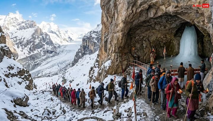 श्रावण मास में इस यात्रा का आयोजन होने से इसका महत्व और भी बढ़ जाता है, क्योंकि यह महीना स्वयं शिव भक्ति के लिए सर्वोत्तम माना जाता है. यहां बर्फ से हिमलिंग स्वंय निर्मित होता है और इसका आकार चंद्रमा की कलाओं के अनुसार घटता-बढ़ता है
