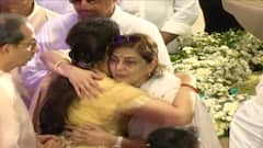 Asha Bhosle Funeral Updates Rashmi Thackeray: आशाताईंच्या आवाजातील 'जिवलगा कधी रे येशील तू...' गाण्याचे आर्त सूर; आशा भोसलेंचं पार्थिव पाहताच रश्मी ठाकरे ढसाढसा रडल्या...