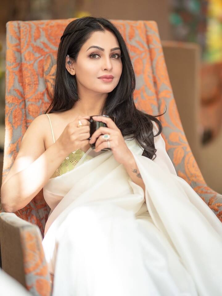 शुभांगी अत्रे ने कहा कि फिलहाल वो सिंगल हैं और किसी तरह के रिलेशनशिप में नहीं आना चाहती हैं. उन्होंने कहा कि उनका एक्सपीरियंस कहता है कि पति-पत्नी से ज्यादा अच्छा रिश्ता दोस्ती का होता है. एक्ट्रेस ने कहा,'कभी कभार अकेला लगता है, खासकर किसी परेशानी के समय में लेकिन अब इस उम्र के साथ चीजों से डील करना आ गया है.'