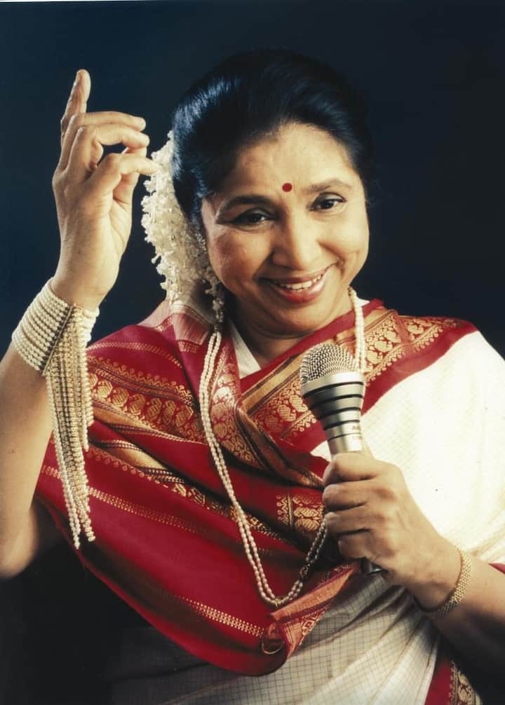 Asha Bhosle Funeral At Shivaji Park: आशा भोसले. 12 एप्रिल रोजी सूरसम्राज्ञी यांचं निधन झालं आणि सिनेसृष्टीसह राजकीय वर्तुळात आणि चाहत्यांना धक्का बसला. आज त्यांच्या पार्थिवावर अंत्यसंस्कार करण्यात आले. त्यांची अंत्ययात्रा निवासस्थाहून शिवाजी पार्कच्या दिशेनं निघाली होती.