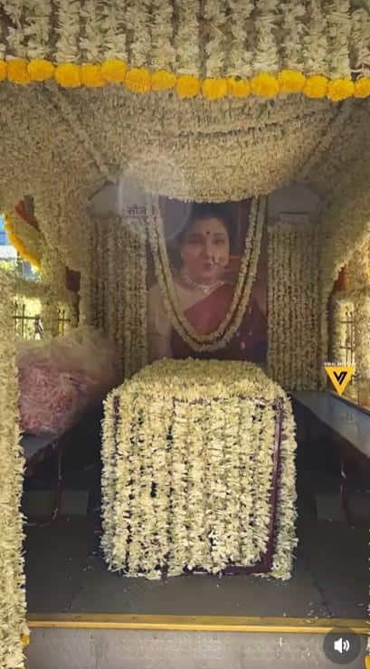 Asha Bhosle Funeral LIVE: पंचतत्व में विलीन हुईं आशा भोसले, दादी को खोने का गम बर्दाश्त नहीं कर पाईं पोती जनाई, रो-रोकर हुआ बुरा हाल