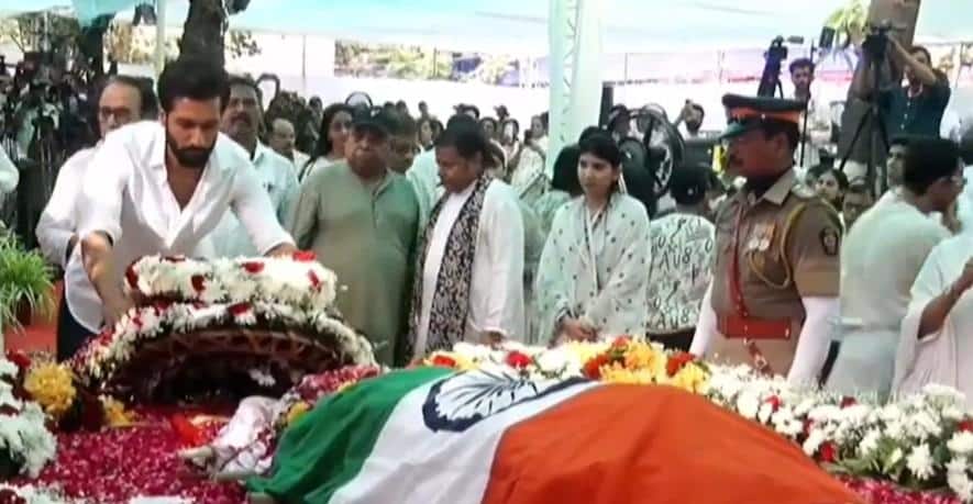 Asha Bhosle Funeral LIVE: पंचतत्व में विलीन हुईं आशा भोसले, दादी को खोने का गम बर्दाश्त नहीं कर पाईं पोती जनाई, रो-रोकर हुआ बुरा हाल