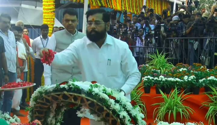 राज्याचे उपमुख्यमंत्री एकनाथ शिंदे यांनी आशा ताईंच्या पार्थिवावर पुष्पचक्र वाहून अभिवादन केले.