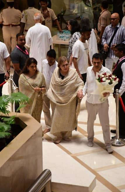 Asha Bhosle Funeral LIVE: पंचतत्व में विलीन हुईं आशा भोसले, दादी को खोने का गम बर्दाश्त नहीं कर पाईं पोती जनाई, रो-रोकर हुआ बुरा हाल