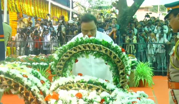 श्रध्दांजली वाहण्यासाठी भाजप नेते आशिष शेलारही शिवाजी पार्क येथे उपस्थित होते. त्यांनी पुष्पचक्र वाहून श्रद्धांजली वाहिली.
