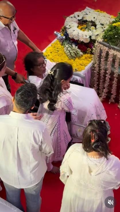 Asha Bhosle Funeral LIVE: पंचतत्व में विलीन हुईं आशा भोसले, दादी को खोने का गम बर्दाश्त नहीं कर पाईं पोती जनाई, रो-रोकर हुआ बुरा हाल