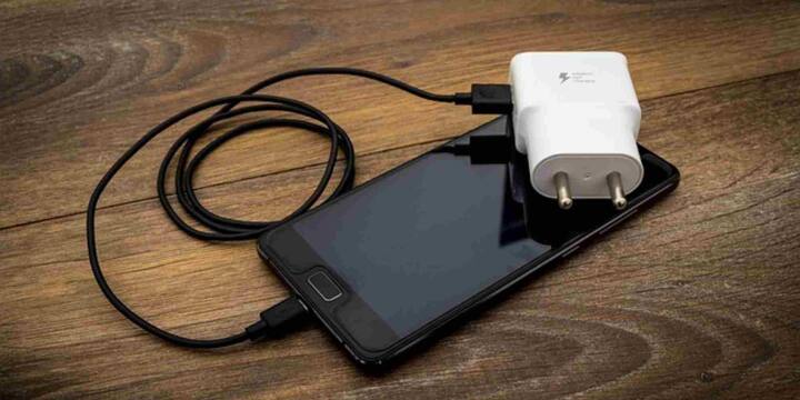 अगर iPhone और Android फोन की बात करें तो अंतर सिर्फ लंबाई में नहीं होता. iPhone के साथ आमतौर पर 1 मीटर की केबल मिलती है जो पुराने मॉडल्स में USB-C to Lightning और नए मॉडल्स में USB-C to USB-C होती है. Apple पैकेजिंग को छोटा और सिंपल रखने पर ज्यादा ध्यान देता है इसलिए लंबी केबल अलग से खरीदनी पड़ती है.
