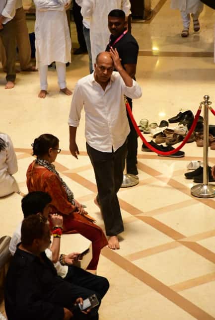 Asha Bhosle Funeral LIVE: पंचतत्व में विलीन हुईं आशा भोसले, दादी को खोने का गम बर्दाश्त नहीं कर पाईं पोती जनाई, रो-रोकर हुआ बुरा हाल