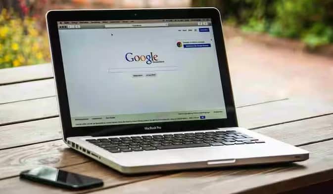 Google Edge Gallery App: આ એપ મારફતે તમે ઇન્ટરનેટ વિના પણ AI પ્રશ્નો પૂછી શકો છો, માહિતી મેળવી શકો છો અથવા કોઈપણ વિષય પર સલાહ માંગી શકો છો. ગૂગલે એક નવી એપ લોન્ચ કરી છે જે AI નો ઉપયોગ કરવાની આપણી રીતને સંપૂર્ણપણે બદલી શકે છે. Google Edge Gallery એપ સાથે તમે હવે સીધા તમારા સ્માર્ટફોનમાં AI ડાઉનલોડ કરી શકો છો અને ઇન્ટરનેટ વિના પણ તેનો ઉપયોગ કરી શકો છો. અત્યાર સુધી અમે AI ટૂલ્સ ચલાવવા માટે ઇન્ટરનેટ પર આધાર રાખતા હતા, પરંતુ આ નવી સિસ્ટમ સાથે આખું AI મોડેલ તમારા ફોનની મેમરીમાં કામ કરે છે. આનો અર્થ એ છે કે જો તમારી પાસે નેટવર્ક ન હોય અથવા તમારો ફોન ફ્લાઇટ મોડમાં હોય તો પણ AI તમારા પ્રશ્નોના જવાબ આપવાનું ચાલુ રાખશે.