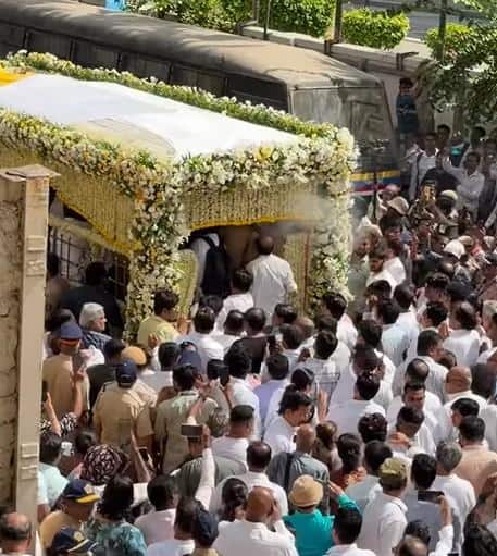 Asha Bhosle Funeral LIVE: पंचतत्व में विलीन हुईं आशा भोसले, दादी को खोने का गम बर्दाश्त नहीं कर पाईं पोती जनाई, रो-रोकर हुआ बुरा हाल
