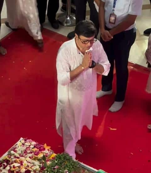 Asha Bhosle Funeral LIVE: पंचतत्व में विलीन हुईं आशा भोसले, दादी को खोने का गम बर्दाश्त नहीं कर पाईं पोती जनाई, रो-रोकर हुआ बुरा हाल