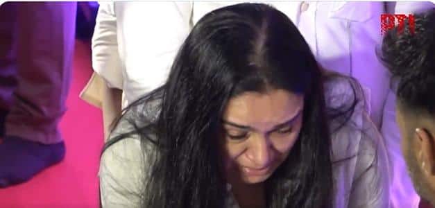 Asha Bhosle Funeral LIVE: पंचतत्व में विलीन हुईं आशा भोसले, दादी को खोने का गम बर्दाश्त नहीं कर पाईं पोती जनाई, रो-रोकर हुआ बुरा हाल