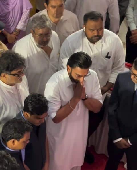 Asha Bhosle Funeral LIVE: पंचतत्व में विलीन हुईं आशा भोसले, दादी को खोने का गम बर्दाश्त नहीं कर पाईं पोती जनाई, रो-रोकर हुआ बुरा हाल