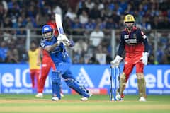 Virat Kohli Meet Sachin Tendulkar MI vs RCB IPL 2026: मिठी मारली, 'गुरु'ने शिष्याची पाठ थोपटली; सचिन तेंडुलकर आणि विराट कोहलीची भेट, PHOTO