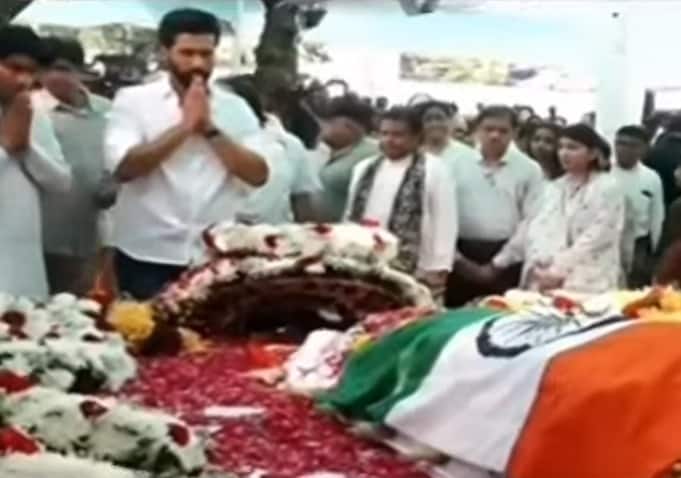 नेते मंडळींसह कलाकारही उपस्थित होते. तसेच गायक शान, अनुप जलोटा आणि सुदेश भोसले यांनी स्वरांजली वाहिली. स्मशानभूमीत त्यांनी गाणं गायलं. तसेच विकी कौशलने पुष्पचक्र वाहून अभिवादन केले.
