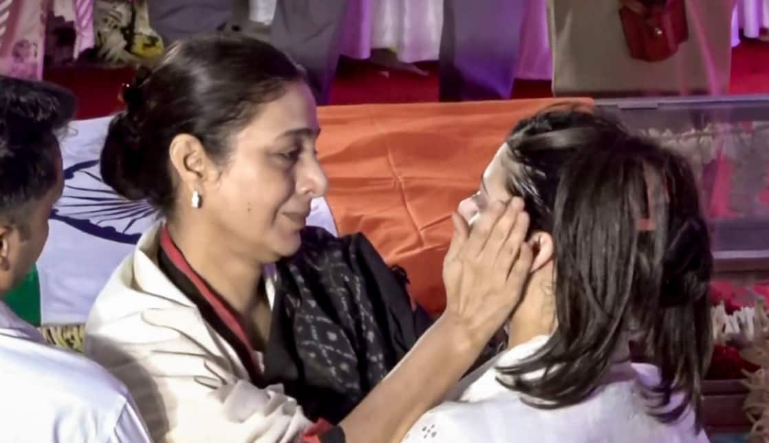 Asha Bhosle Funeral LIVE: पंचतत्व में विलीन हुईं आशा भोसले, दादी को खोने का गम बर्दाश्त नहीं कर पाईं पोती जनाई, रो-रोकर हुआ बुरा हाल