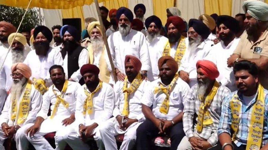 Punjab News: ਪੰਜਾਬ ਦੀ ਸਿਆਸਤ ’ਚ ਵੱਡੀ ਹਲਚਲ, AAP ਨੂੰ ਲੱਗਿਆ ਝਟਕਾ, ਕੈਬਿਨਟ ਮੰਤਰੀ ਦੇ ਸਲਾਹਕਾਰ ਸਣੇ ਕਈ ਵਰਕਰ ਅਕਾਲੀ ਦਲ ’ਚ ਹੋਏ ਸ਼ਾਮਲ: ਜਾਣੋ ਕੌਣ?