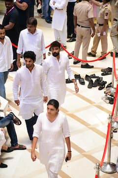 आशा भोसले के अंतिम दर्शन करने पहुंचे क्रिकेटर मोहम्मद सिराज, पोती जेनाई को बंधाया ढांढस