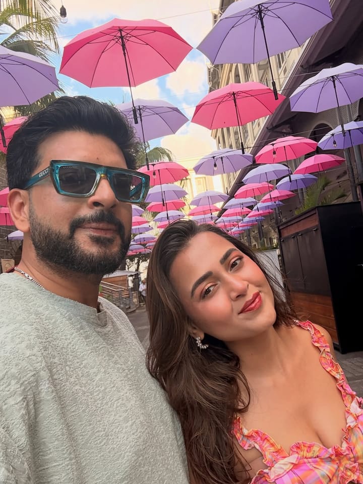 इन फोटोज में तेजस्वी और करण की शानदार बॉन्डिंग देखने को मिल रही है. दोनों साथ में क्वालिटी टाइम बिताते नजर आ रहे हैं, जिसे फैंस भी खूब पसंद कर रहे हैं.