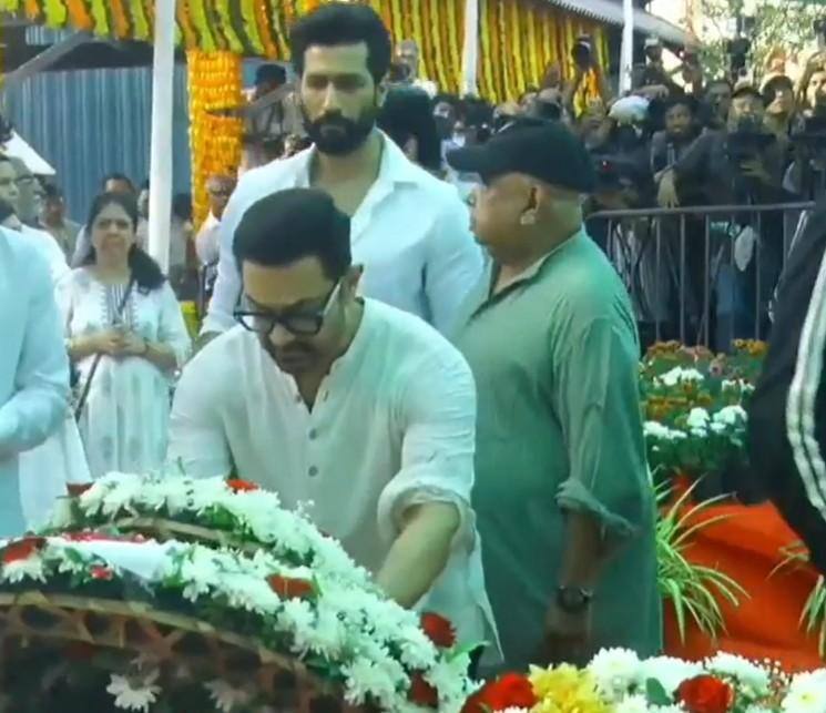 Asha Bhosle Funeral LIVE: पंचतत्व में विलीन हुईं आशा भोसले, दादी को खोने का गम बर्दाश्त नहीं कर पाईं पोती जनाई, रो-रोकर हुआ बुरा हाल