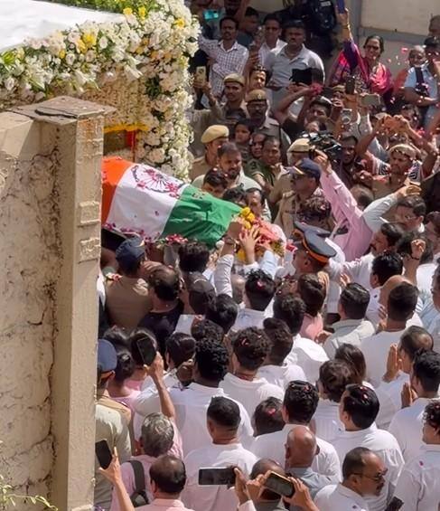 Asha Bhosle Funeral LIVE: पंचतत्व में विलीन हुईं आशा भोसले, दादी को खोने का गम बर्दाश्त नहीं कर पाईं पोती जनाई, रो-रोकर हुआ बुरा हाल