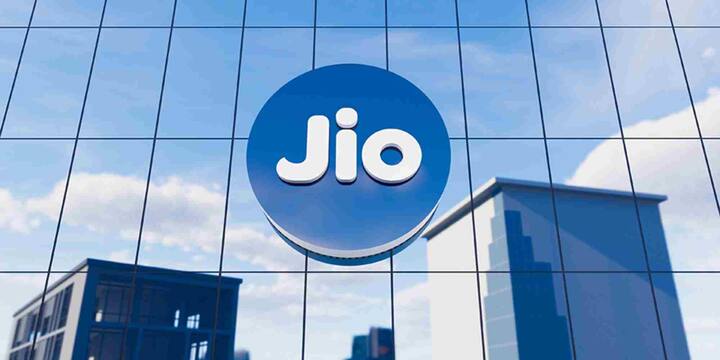 Reliance Jio अपने यूजर्स के लिए 189 रुपये का बजट प्लान देता है जिसमें 28 दिनों की वैधता मिलती है. इस प्लान में सभी नेटवर्क पर अनलिमिटेड कॉलिंग की सुविधा दी जाती है, साथ ही 300 SMS और कुल 2GB डेटा मिलता है. डेटा खत्म होने के बाद भी इंटरनेट पूरी तरह बंद नहीं होता बल्कि धीमी स्पीड पर चलता रहता है. इसके अलावा, यूजर्स को जियो टीवी और एआई क्लाउड जैसी अतिरिक्त सेवाओं का एक्सेस भी मिलता है.